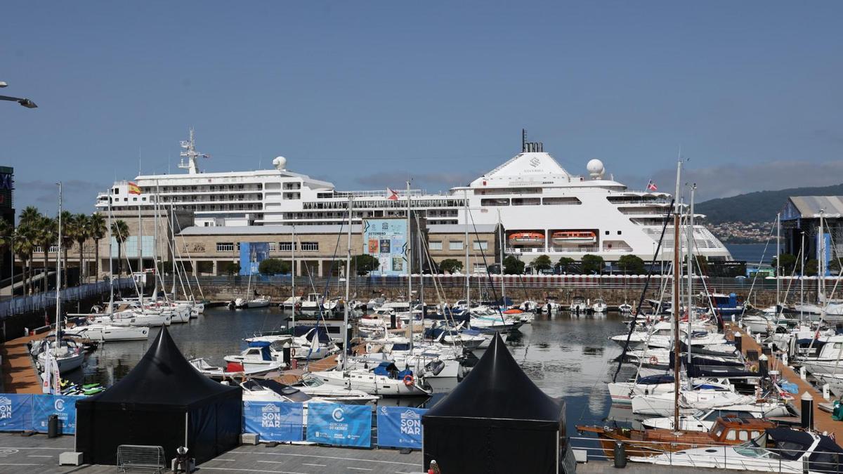 Mil euros al día para navegar con mayordomo: el exclusivo «Silver Spirit» hace escala en Vigo