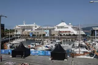 Mil euros al día para navegar con mayordomo: el exclusivo «Silver Spirit» hace escala en Vigo