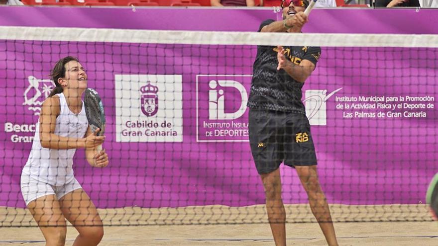 El grancanario Antomi Ramos y la catalana Ariadna Costa, ayer, en su partido de la categoría mixta. | LP / DLP