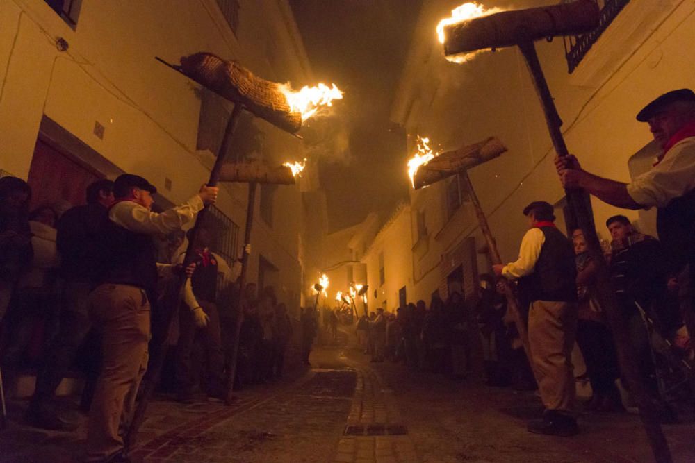 Fuego y villancicos acompañaron el camino de la Divina Pastora desde la ermita de la Veracruz