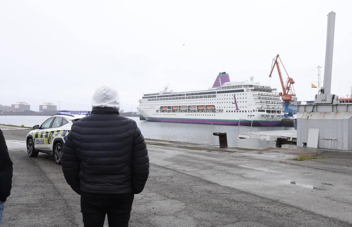 Los cruceristas del "Ambition" desembarcan en Gijón (en imágenes)
