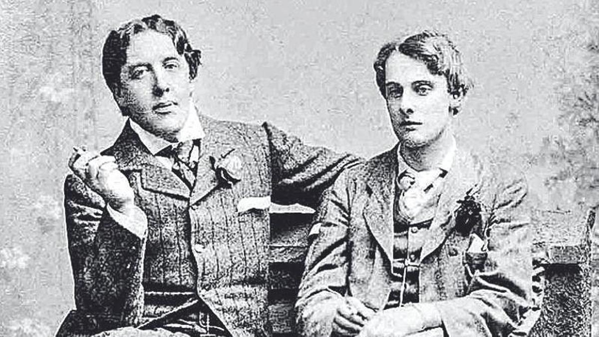 El escritor Oscar Wilde, con su amante Lord Alfred Douglas, relación por la que llegó a estar encarcelado.