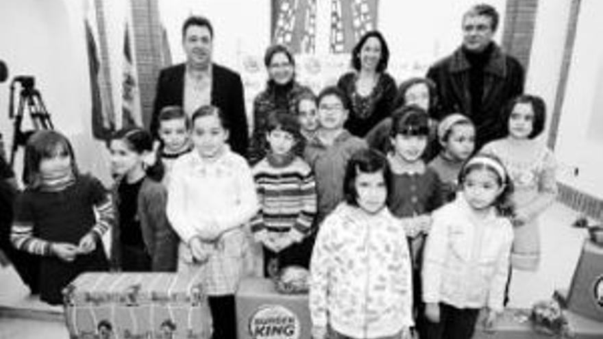 El ayuntamiento premia a 13 niños en el concurso de dibujo navideño