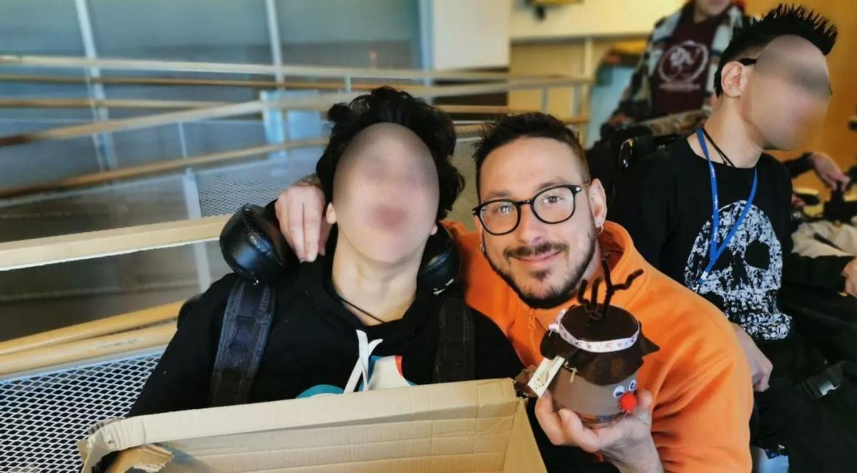 Gerard Guerra, a la feina, al costat d’un dels infants amb paràlisi cerebral als quals atenia.