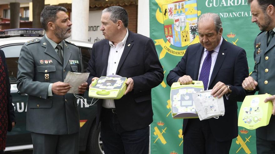 Diez desfibriladores para patrullas de la Guardia Civil