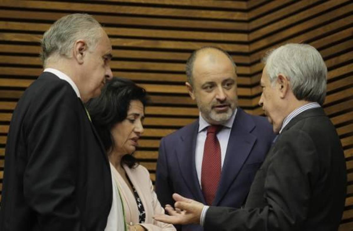 Serra, con barba, junto a Angélica Such, Blasco y Rafael Marhuenda, que sigue en el escaño