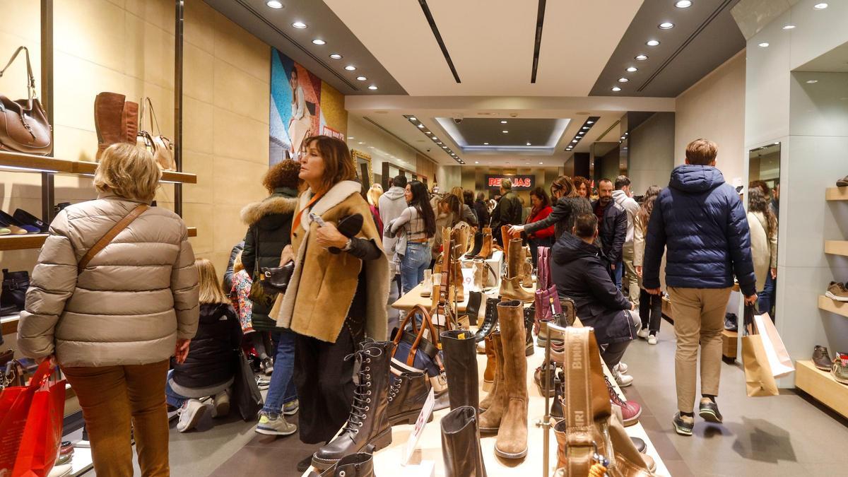 Los establecimientos se llenan de clientes que hacen las últimas compras de Navidad.