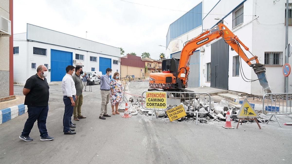 La diputada Natacha Rivas y el regidor, Francisco Santos, supervisan el inicio de las obras.