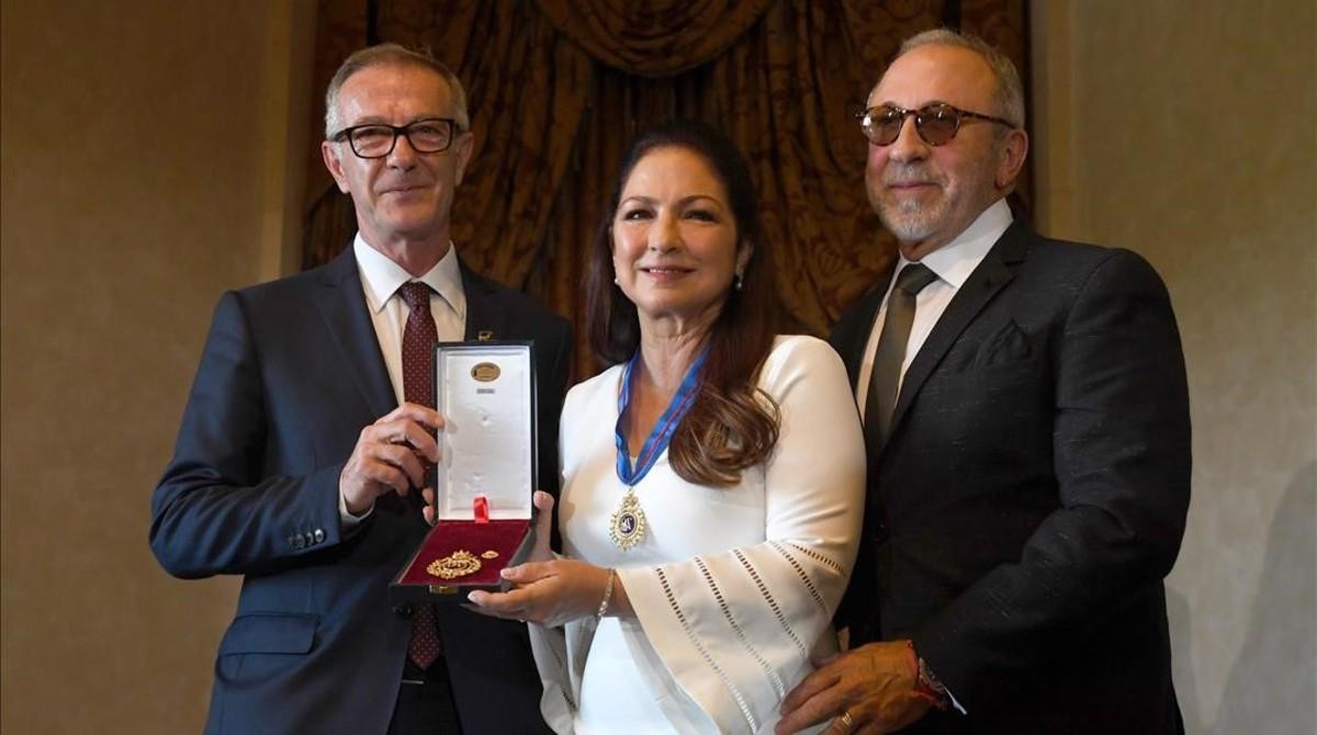 undefined44423918 cuban us singer gloria estefan  c  poses with spanish cultur180723170001