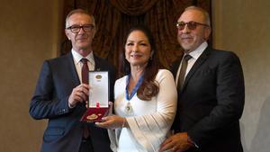 Gloria Estefan junto a su marido, Emilio Estefan (derecha), y el ministro de Cultura y Deporte, José Guirao, recogiendo la Medalla de Oro de las Bellas Artes.