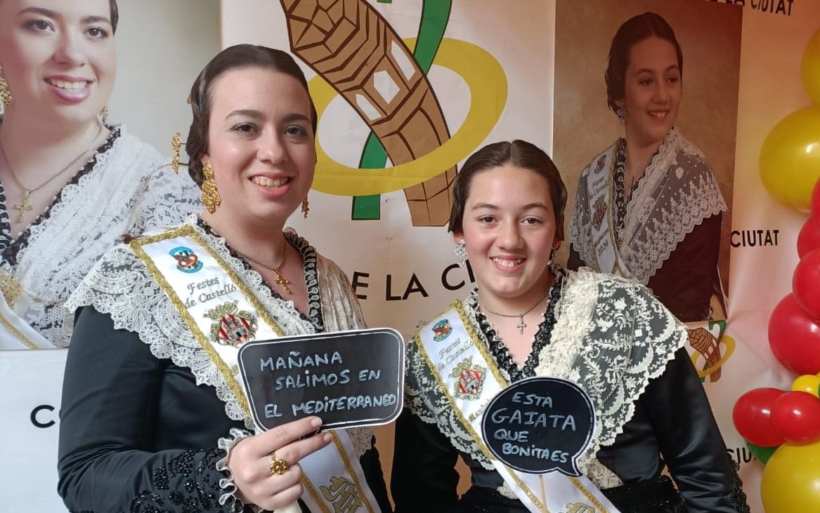 Noelia Fabra y Balma Navarro, madrina y madrina infantil de la gaiata 7, muestran su satisfacción por el triunfo y con un guiño a 'Mediterráneo'.