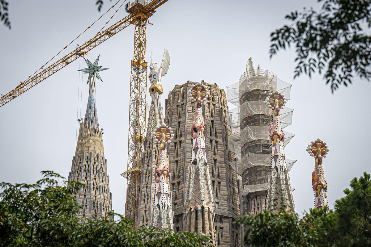 Dos colosales figuras de mármol griego de Thasos, el más blanco del mundo, aguardan a los pies del templo de la Sagrada Família para ser alzadas en octubre a la cima de las torres dedicadas a los evangelistas Juan y Mateo, la primera, como marca la tradición cristiana, un águila, y la segunda, con un esculpido que a veces confunde incluso a los más creyentes, con el aspecto de un hombre alado, sin que eso sea exactamente un ángel.