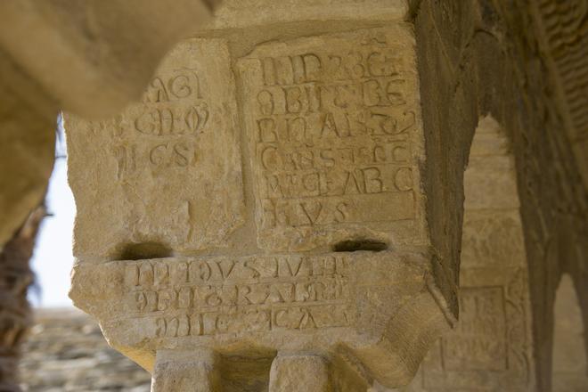 Esculpidas en algunos de los capiteles encontramos abundantes inscripciones necrológicas.