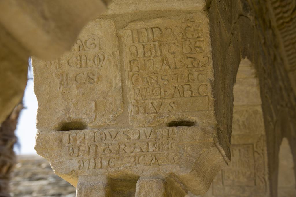 Esculpidas en algunos de los capiteles encontramos abundantes inscripciones necrológicas.