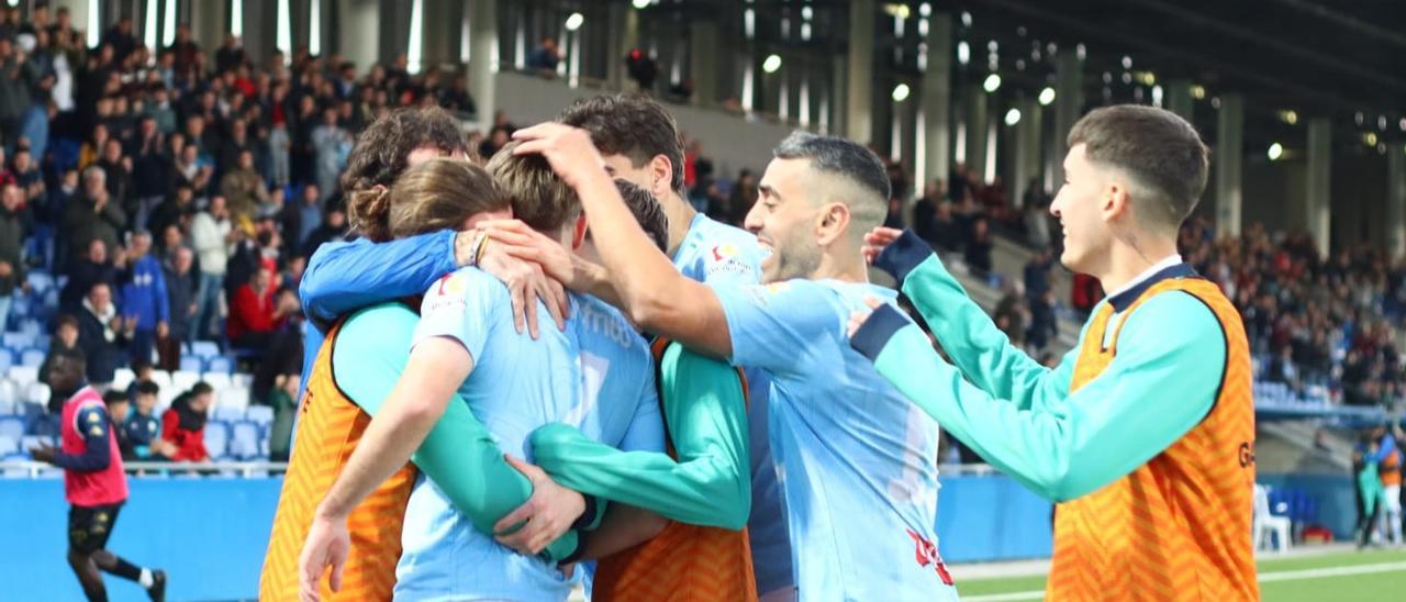Los futbolistas del Ciudad de Lucena celebran su gol ante el Ceuta B, en la última jornada del pasado año.
