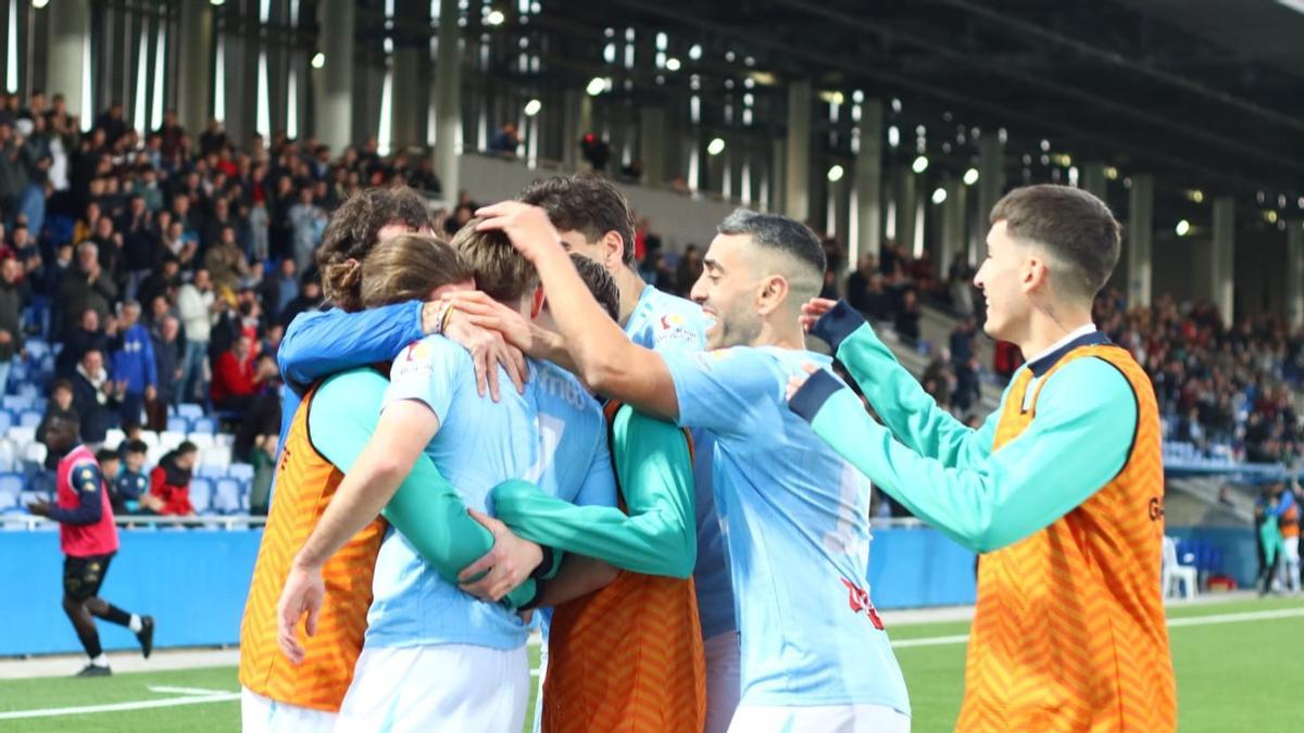 Los futbolistas del Ciudad de Lucena celebran su gol ante el Ceuta B, en la última jornada del pasado año.