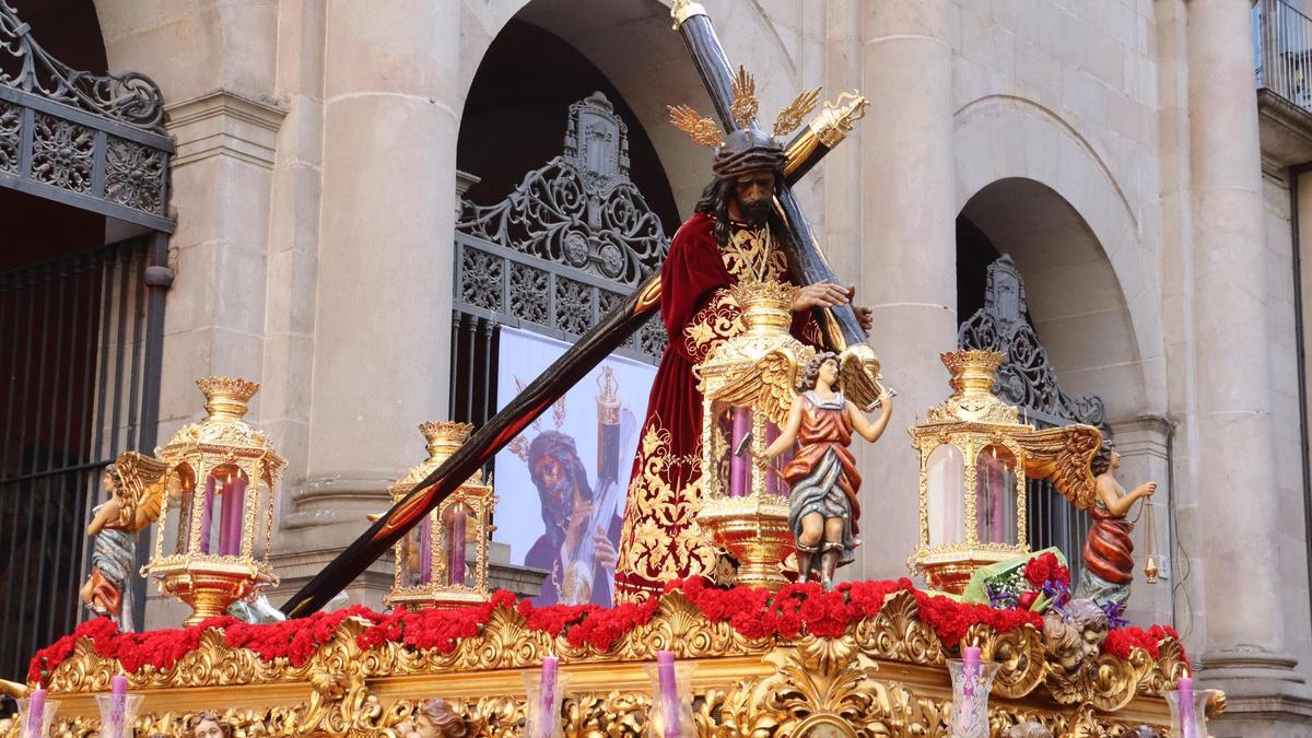 La imagen de Nuestro Padre Jesús del Gran Poder vuelve a salir por las calles de Barcelona cargada a hombros
