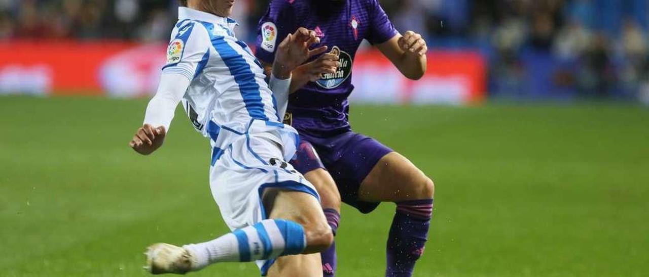 Hjulsager disputa un balón con Le Normand durante el partido de ayer. // LOF