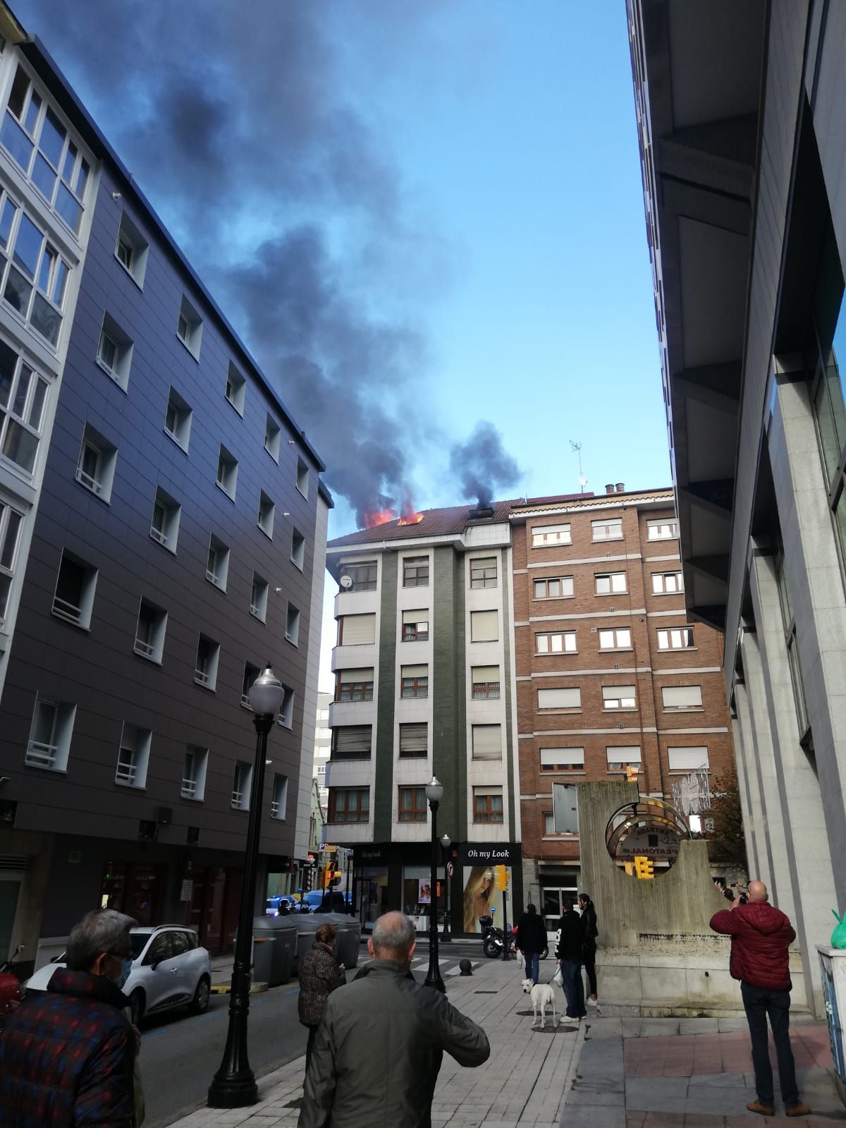 Espectacular incendio de un ático en Gijón