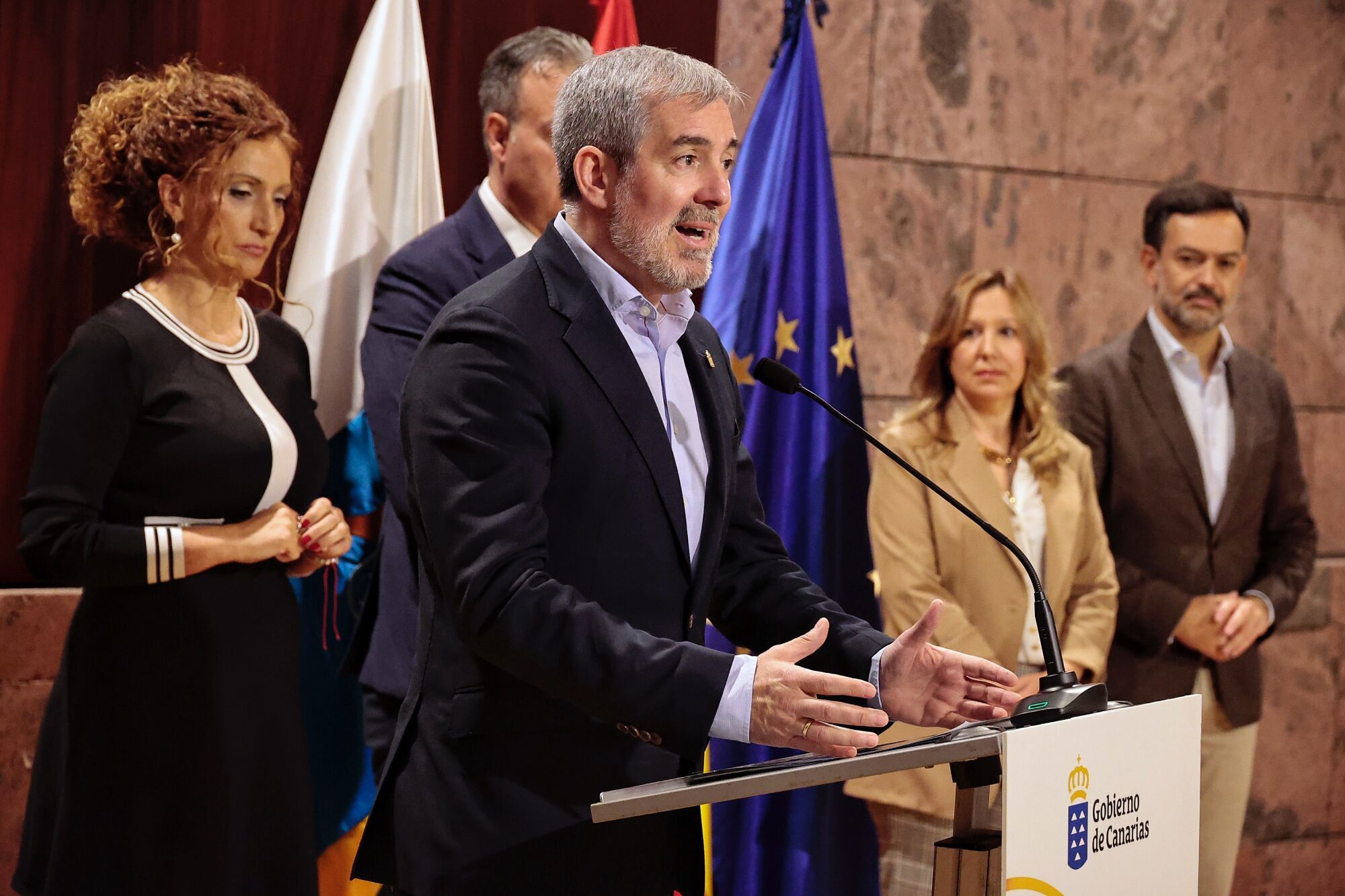 El presidente de Canarias, Fernando Clavijo, y su homóloga en el Cabildo de Tenerife, Rosa Dávila, firman un convenio de cooperación en materia de vivienda.

