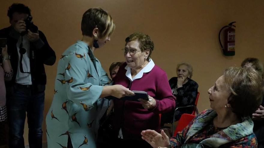 Yolanda Losada entrega una placa a Genoveva Feo.