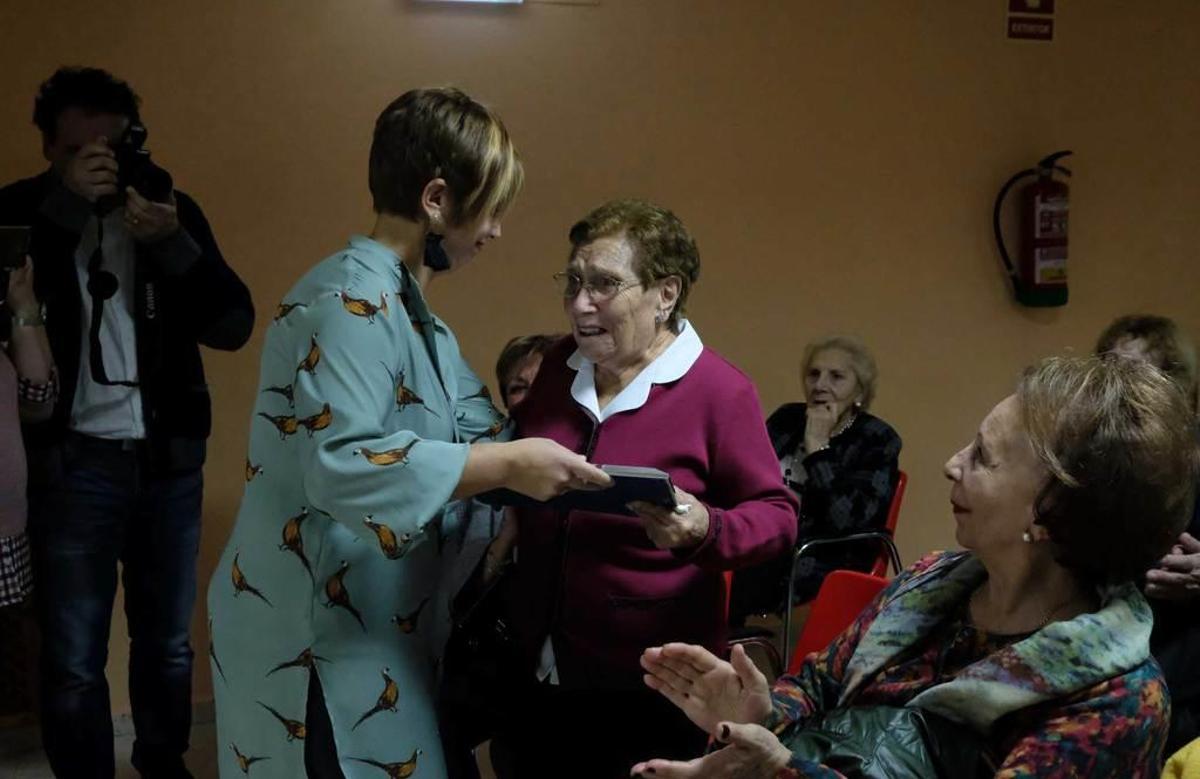 Yolanda Losada entrega una placa a Genoveva Feo.