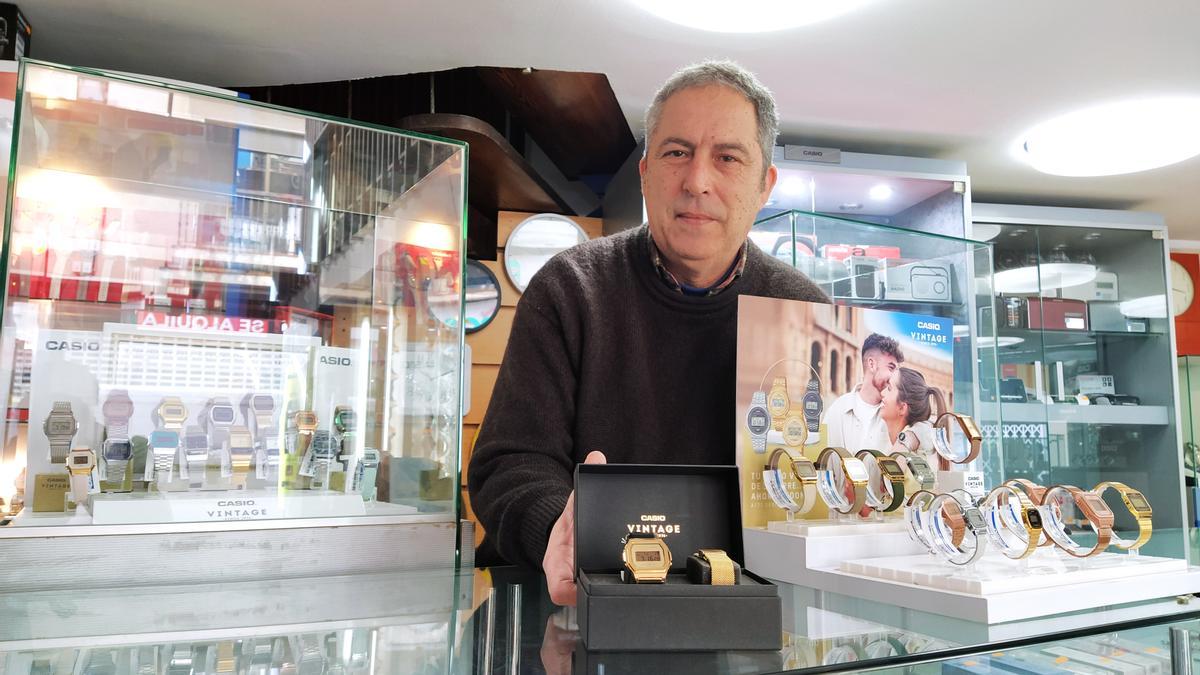 Alfonso Ferrer, con varios modelos de Casio, en su tienda de Gandia