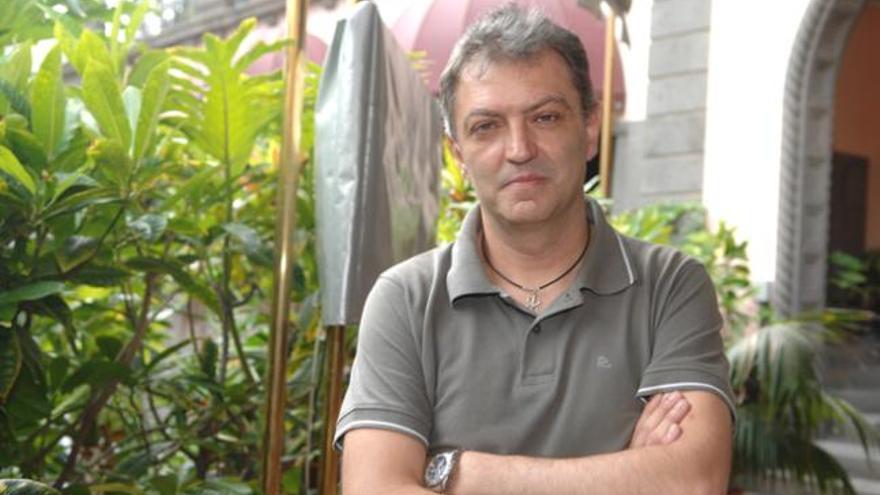 El profesor Manuel Martín-Loeches en la terraza del Hotel Santa Catalina de la capital grancanaria. | juan carlos castro