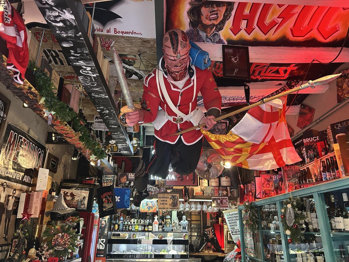 Figura a tamaño real de Eddie, la macabra mascota de Iron Maiden, en el techo del Celler Panotxa.