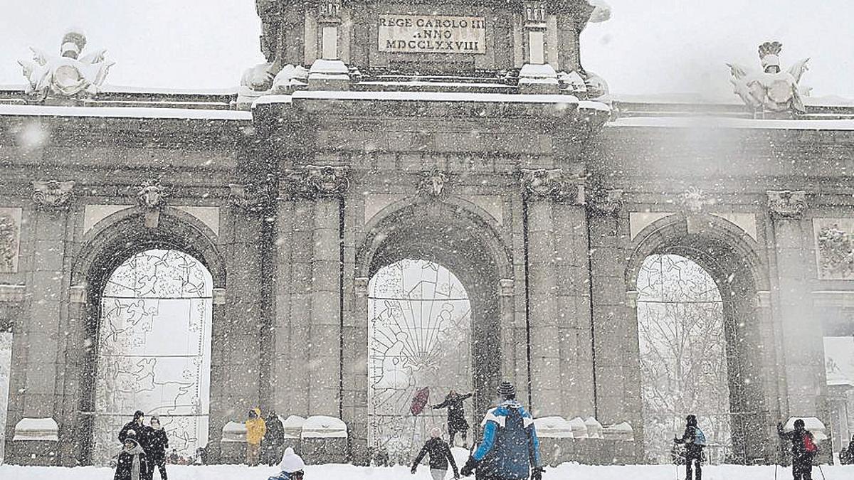 La Puerta de Alcalá, en Madrid, durante la borrasca Filomena.