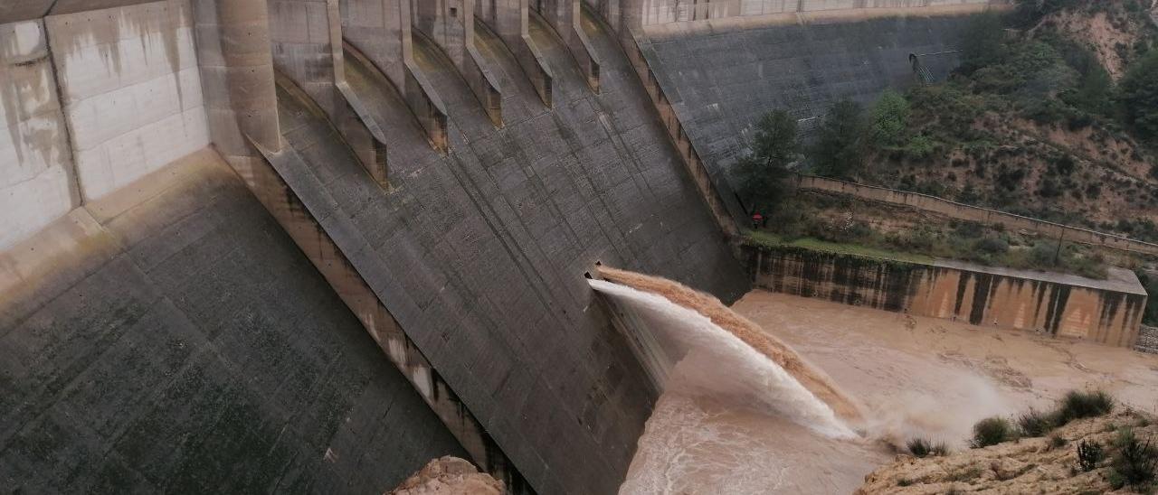 El embalse de Pliego soltó ayer agua tras llegar a dos tercios de su capacidad.