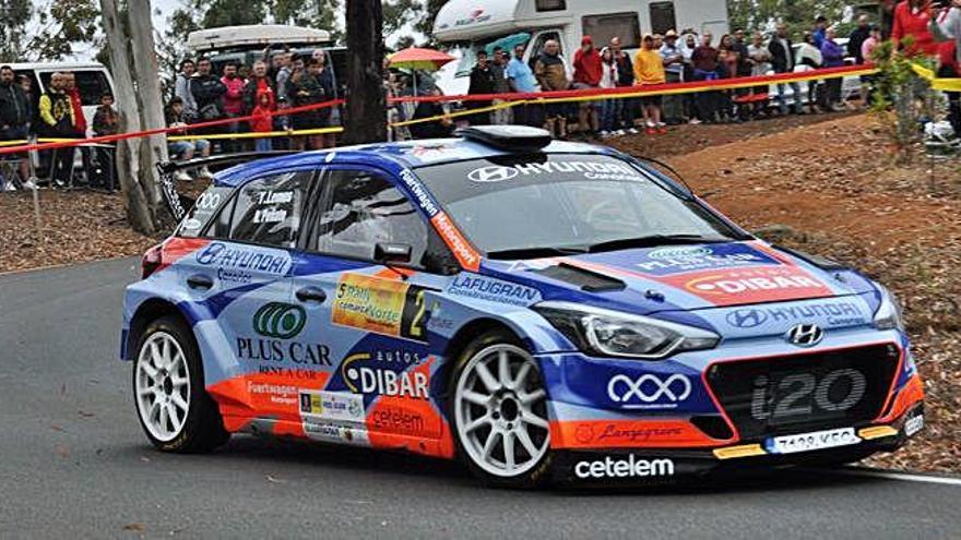 Yeray Lemes y Rogelio Peñate, favoritos en casa con el Hyundai i20 R5+, durante una prueba de este año.