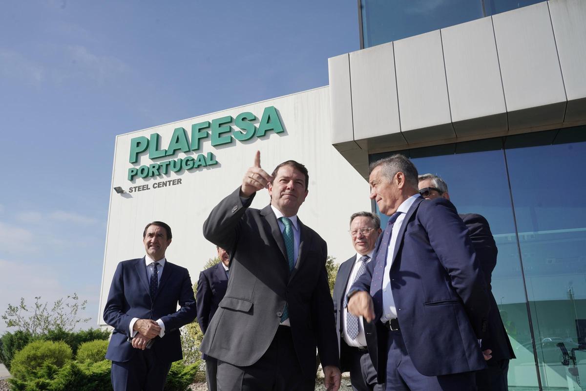 El presidente de la Junta de Castilla y León, Alfonso Fernández Mañueco, visita la Planta Plafesa del Grupo Network Steel junto al director general de la planta Plafesa, Luis Loredo