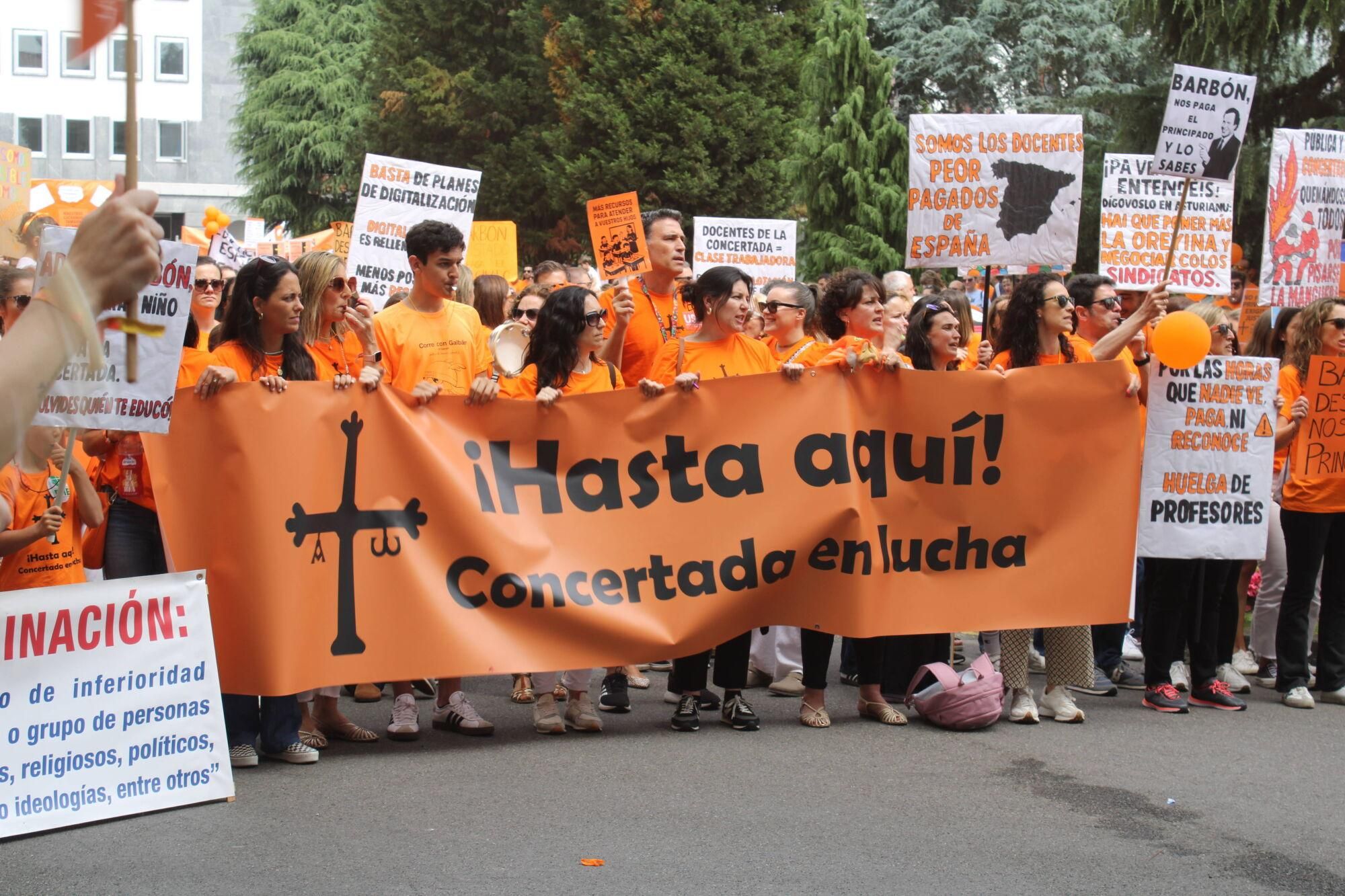Así fue la multitudinaria marcha naranja de la concertada en Asturias
