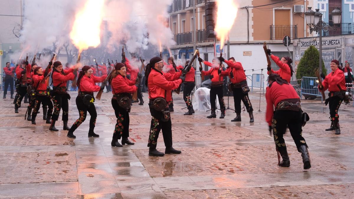 Los Piratas haciendo rugir sus arcabuces para honrar al patrón de las Fiestas de Moros y Cristianos de Elda.