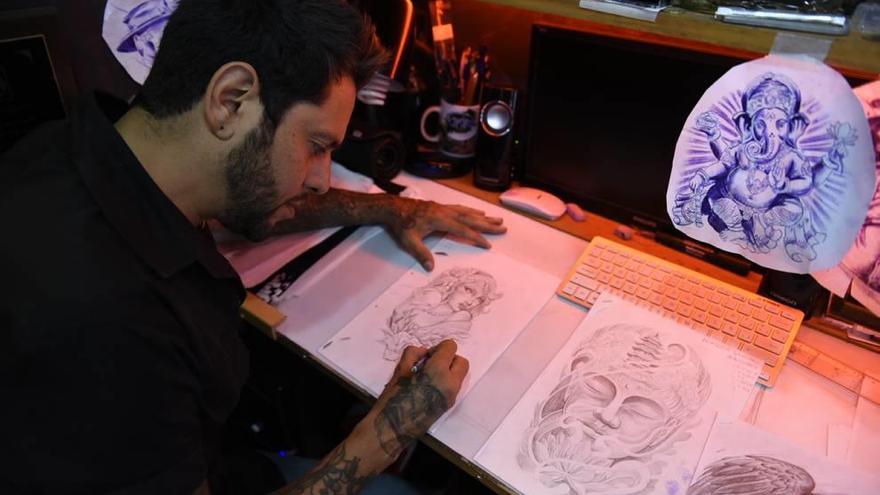 Jaggo lleva años trabajando el diseño personalizado de cada tatuaje.