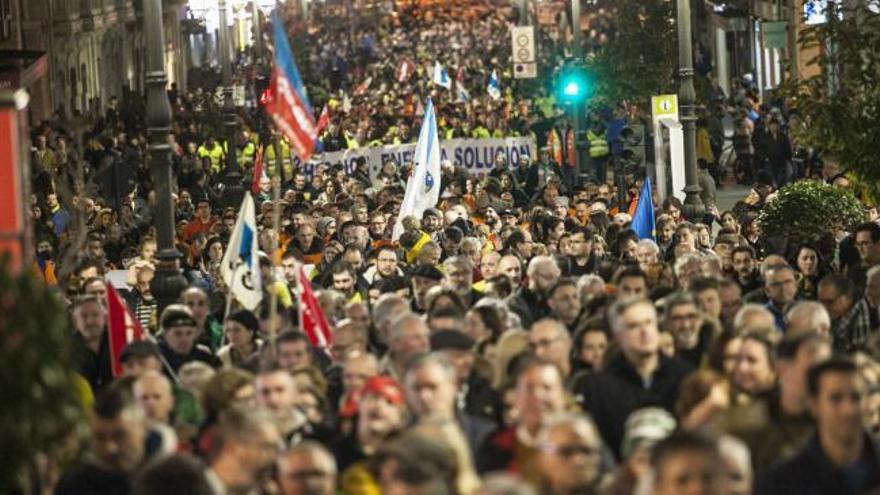 Asturias se planta: Cincuenta mil personas colapsan Avilés en una histórica protesta contra el cierre de Alcoa