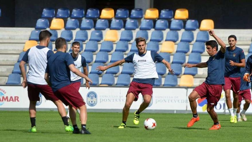 Bruno y Jimmy disputándose un balón dividido durante un entrenamiento realizado en Pasarón. // Gustavo Santos