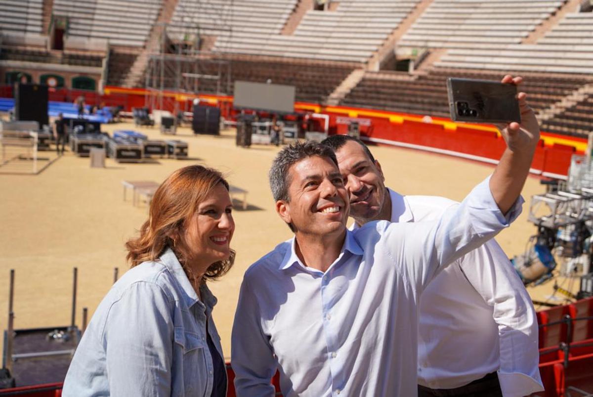 María José Catalá, Carlos Mazón y Vicent Mompó se hacen un selfie en la plaza de toros.