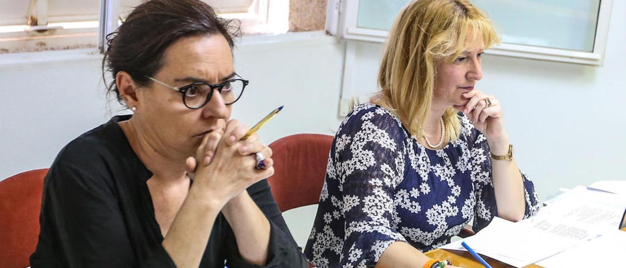 Las ediles Paqui Parra y Pilar Gómez Magán en el pleno del Ayuntamiento de Torrevieja/ Foto Tony Sevilla