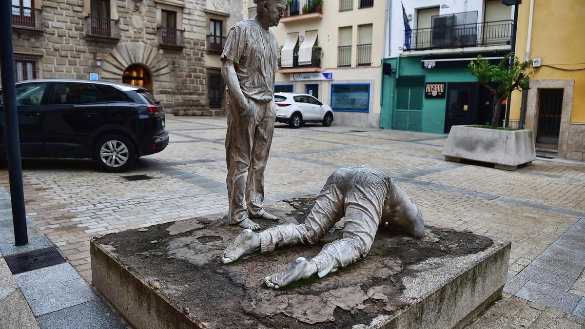 Estado actual de la escultura de Antonio Morán en Plasencia.