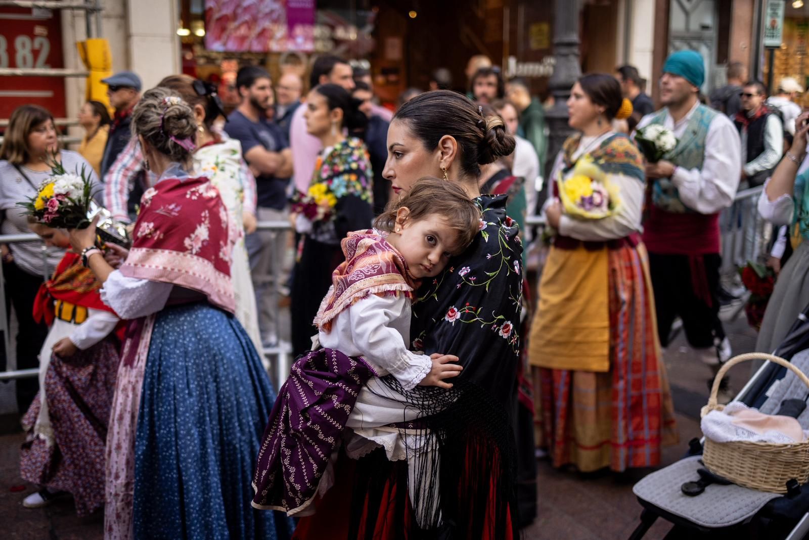 En imágenes | Zaragoza vive su día grande con la Ofrenda de Flores a la Virgen del Pilar