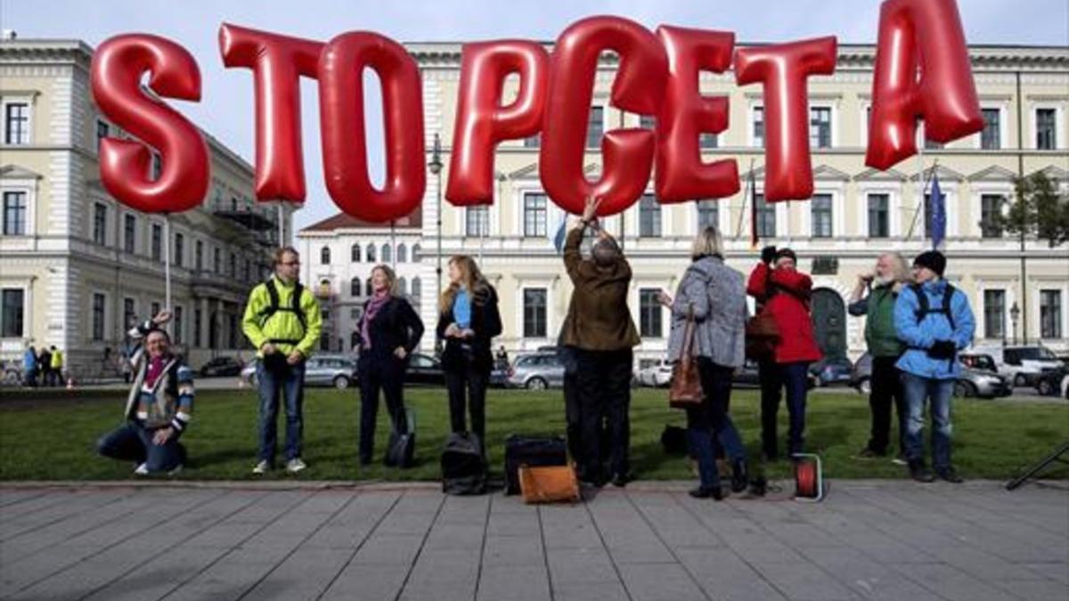 Contrarios al CETA se manifiestan contra el acuerdo, ayer en Múnich.