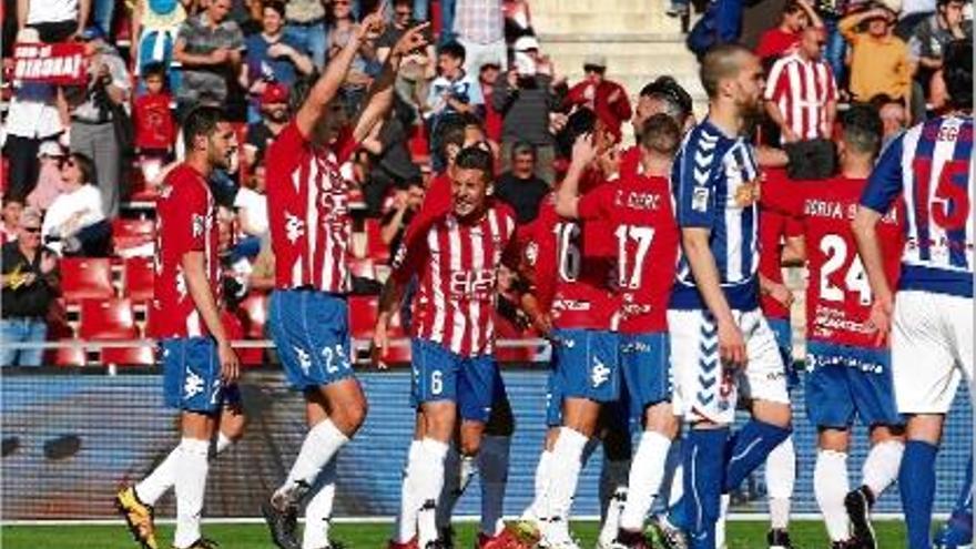 Dejan Lekic assenyala Pere Pons just després del gol del serbi contra l&#039;Alabès, dissabte passat a l&#039;estadi.