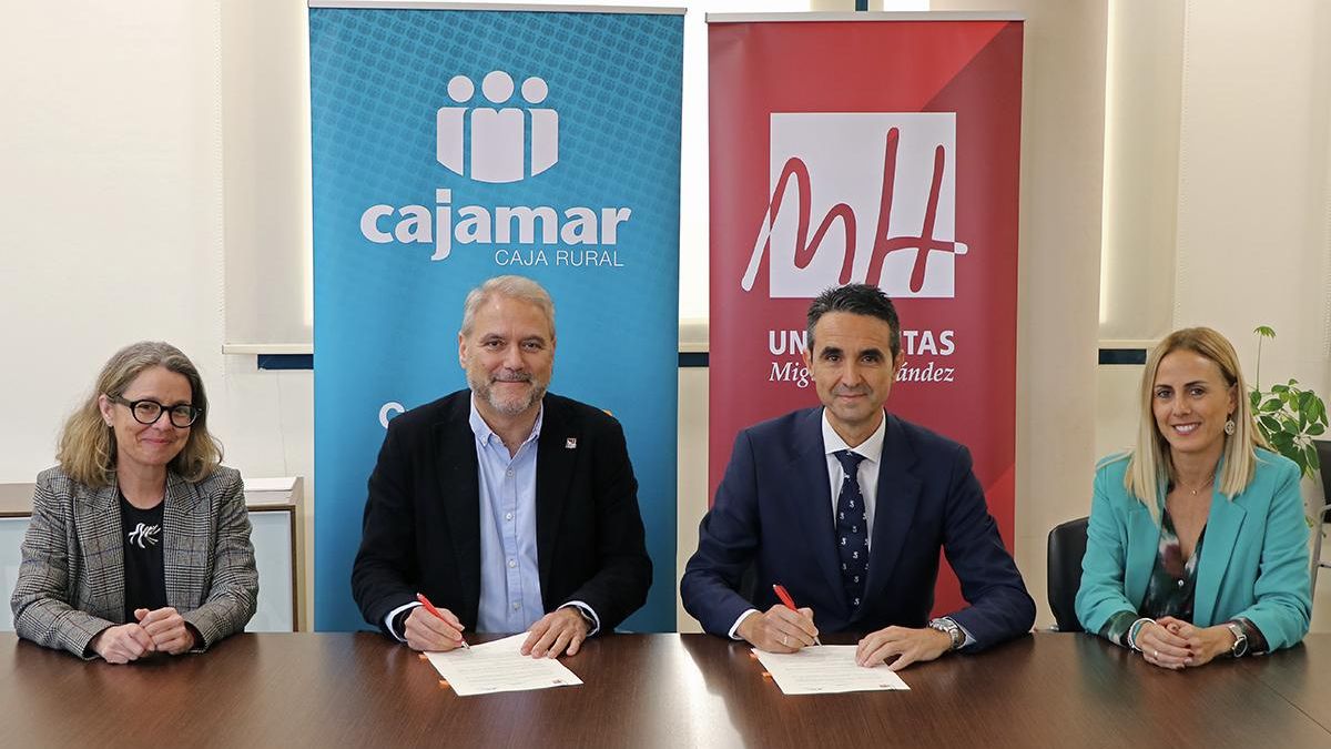 Firma del convenio por el que Cajamar Caja Rural dona 2.000 euros para el programa de creación de Start-Ups de la UMH de Elche