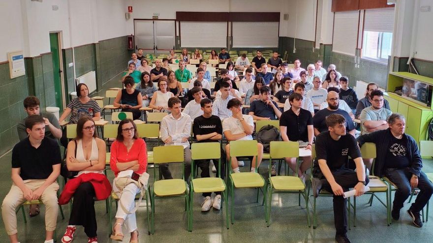 Los alumnos de ciclos se gradúan en el Losada y el Pintor Colmeiro