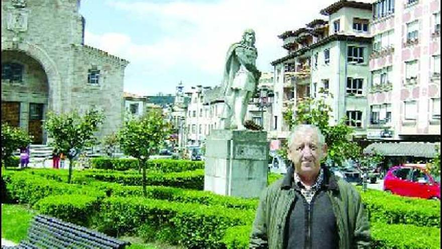 Alfredo García, junto a la estatua de Pelayo, en Cangas de Onís.