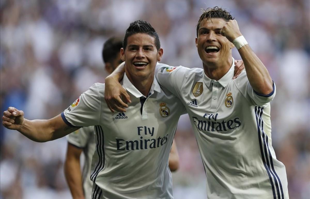 undefined38438405 real madrid s cristiano ronaldo  right  celebrates with team170514222408