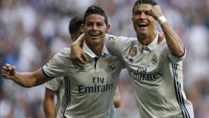 Ronaldo celebra con James el segundo tanto del Madrid, obra del jugador portugués.