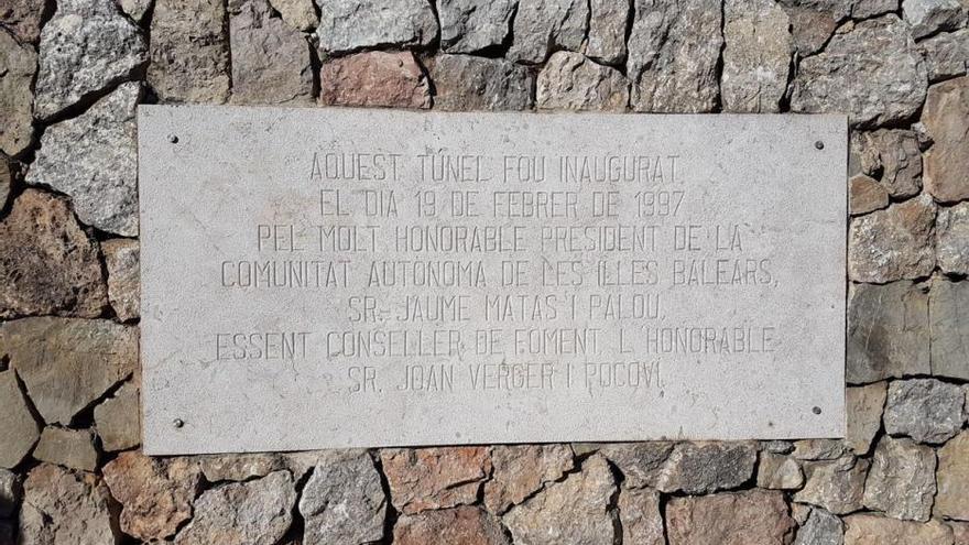 Retiran la placa inaugural del túnel de Soller donde figuraba el nombre del expresident Jaume Matas